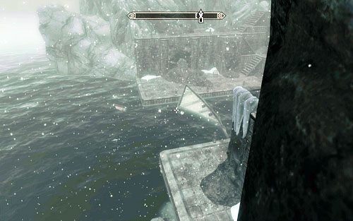 Obchodząc budowlę od północy dotrzesz do małej przystani, gdzie zaatakuje cię grupka wampirów - Chasing Echoes | Ścieżka Dawnguarda | The Elder Scrolls V Skyrim Dawnguard - The Elder Scrolls V: Skyrim - Dawnguard - poradnik do gry