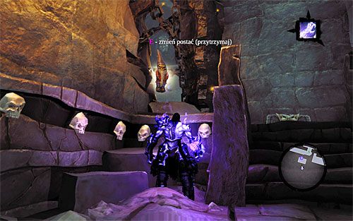 W nowo odblokowanym obszarze odnajdziesz szafki z bronią, Monetę Przewoźnika, skrzynię oraz Gnoma GnoMADa (powyższy screen), powiązanego z pobocznym zadaniem [Gnomy GnoMADa] - Przeszukaj Miasto Umarłych - górne poziomy (1) | Miasto Umarłych | Darksiders 2 - Darksiders 2 - poradnik do gry