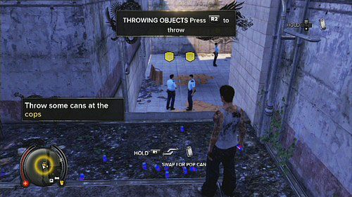 Na początku zadania podnieś leżące niedaleko puszki (R1) i rzuć nimi w stojących na dole policjantów (R2) - Central | Zadania poboczne w Sleeping Dogs - Sleeping Dogs - poradnik do gry
