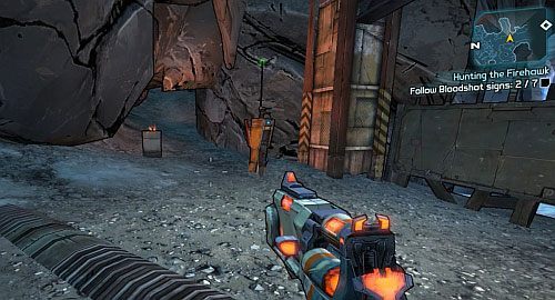 Po kilku krokach, po lewej stronie zobaczysz wejście do odnogi jaskini, która prowadzi do skrzyni z Modami klasowymi - Hunting the Firehawk | Zadania główne w Borderlands 2 - Borderlands 2 - poradnik do gry