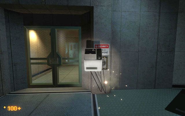 Na ziemi znajdziesz zniszczony skaner, który to musisz podnieść i zamocować z powrotem przy drzwiach - Unforeseen Consequences - Nadzieja w broni palnej | Unforeseen Consequences - Black Mesa - poradnik do gry
