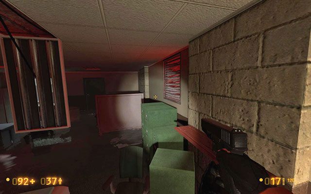 Wskocz na zielone szafki, podejdź do kratki wentylacyjnej i rozwal ją łomem - Office Complex - W poszukiwaniu wsparcia | Office Complex | Black Mesa - Black Mesa - poradnik do gry