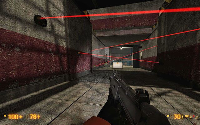 Nic nie stoi na przeszkodzie, abyś przeczołgał się pod wiązkami lasera - jest to znacznie krótsza, szybsza i łatwiejsza drogą - Weve Got Hostiles - Kontakt pierwszego stopnia | Weve Got Hostiles - Black Mesa - poradnik do gry