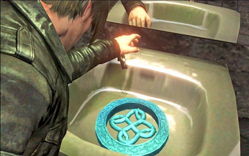 Po spuszeniu wody znajdziesz w nim trzeci emblemat - Rozdział II | Emblematy - Leon | Resident Evil 6 - Resident Evil 6 - poradnik do gry