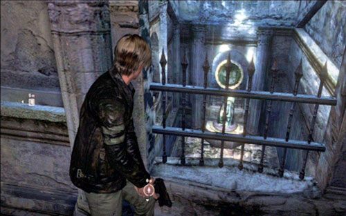Dalsza droga poprowadzi cię po schodach na górę, gdzie będziesz musiał wycelować w lustro umieszczone za kratą na dole - 2 - Katedra | Kampania Leona | Solucja Resident Evil 6 - Resident Evil 6 - poradnik do gry