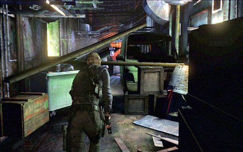 Na początku skieruj się do zaułka z prawej i wejdź do wskazanego budynku - 5 - Miasto | Kampania Leona | Solucja Resident Evil 6 - Resident Evil 6 - poradnik do gry