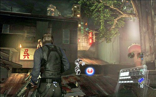Po zdobyciu drugiego klucza na opuszczonym targu, wdrap się po stojącej niedaleko drabinie - Rozdział IV | Emblematy - Leon | Resident Evil 6 - Resident Evil 6 - poradnik do gry