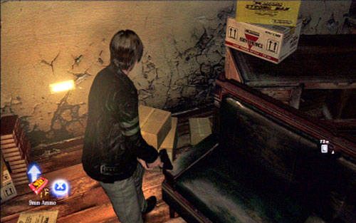 Zanim jednak wejdziesz na górę, podnieś amunicję leżącą w pudłach z lewej - 1 - Uczelnia | Kampania Leona | Solucja Resident Evil 6 - Resident Evil 6 - poradnik do gry