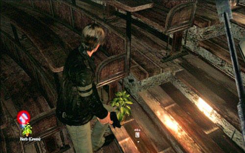 Zanim udasz się dalej przez drzwi z lewej, podnieś jeszcze roślinę ukrytą na drugich oświetlonych schodach - 1 - Uczelnia | Kampania Leona | Solucja Resident Evil 6 - Resident Evil 6 - poradnik do gry
