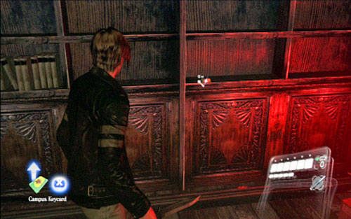 W kolejnym pomieszczeniu umieszczono duży regał, a na jednej z jego półek leży Campus Keycard - 1 - Uczelnia | Kampania Leona | Solucja Resident Evil 6 - Resident Evil 6 - poradnik do gry