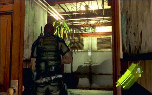 Gdy teren będziesz czysty, przejść przez szerokie drzwi po drugiej stronie korytarza - 1 - Miejskie zaułki | Kampania Chrisa | Solucja Resident Evil 6 - Resident Evil 6 - poradnik do gry