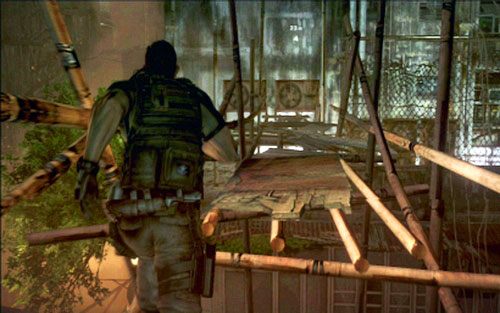 Musisz potem wejść na ich miejsce po drabinie, a następnie przejść przez mostek miedzy budynkami - 1 - Strzelanina na dachu | Kampania Chrisa | Solucja Resident Evil 6 - Resident Evil 6 - poradnik do gry