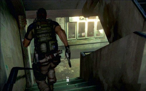Pozbywając się kolejnych mutantów, dotrzesz do klatki schodowej - 1 - Ratowanie zakładników | Kampania Chrisa | Solucja Resident Evil 6 - Resident Evil 6 - poradnik do gry