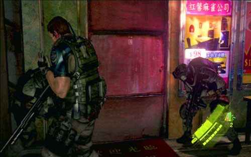 Następni przeciwnicy czekają w korytarzu za rogiem - 1 - Ratowanie zakładników | Kampania Chrisa | Solucja Resident Evil 6 - Resident Evil 6 - poradnik do gry