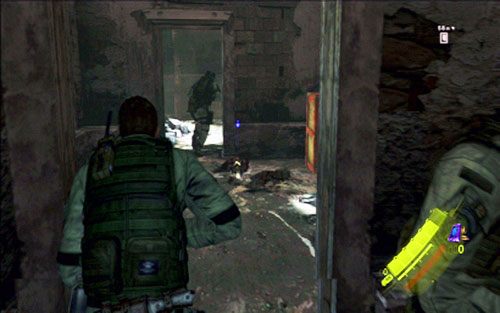 Zaraz po zakończeniu cut-scenki wejdź pod dach z lewej i obejdź od boku strzelających do ciebie wrogów - 2 - Szturm przez miasto | Kampania Chrisa | Solucja Resident Evil 6 - Resident Evil 6 - poradnik do gry