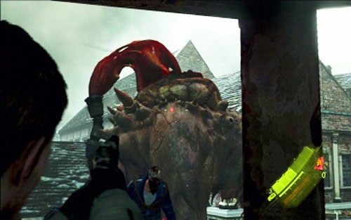 Aby pokonać stwora, trzeba strzelać w narośl na jego plecach - 2 - Szturm przez miasto | Kampania Chrisa | Solucja Resident Evil 6 - Resident Evil 6 - poradnik do gry
