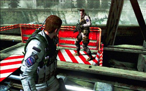 Wdrap się potem po drabinach na sam szczyt konstrukcji, zbierając po drodze ukrytą w skrzyniach amunicję - 2 - Przeprawa przez most | Kampania Chrisa | Solucja Resident Evil 6 - Resident Evil 6 - poradnik do gry