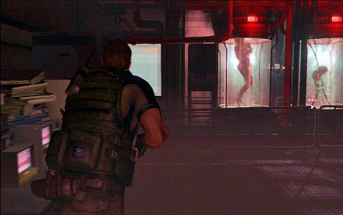 Za kolejnymi drzwiami znajduje się laboratorium z dużymi zbiornikami wody oraz windą - 3 - Tajne laboratorium | Kampania Chrisa | Solucja Resident Evil 6 - Resident Evil 6 - poradnik do gry
