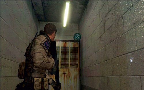 Na szafce znajdziesz czwarty emblemat - Rozdział II | Emblematy - Chris | Resident Evil 6 - Resident Evil 6 - poradnik do gry