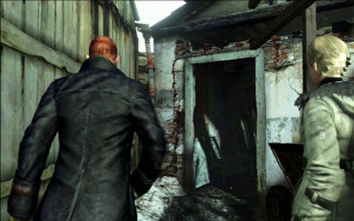 Musisz jak najszybciej przebiec do budynku z lewej, żeby nie zostać trafionym przez helikopter - 1 - Ucieczka przez ruiny | Kampania Jakea | Solucja Resident Evil 6 - Resident Evil 6 - poradnik do gry