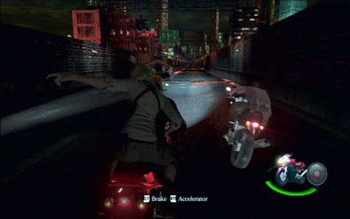 Na sam koniec w twoją stronę zaczną staczać się przewożone przez ciężarówkę pojazdy - 4 - Ucieczka na motocyklu | Kampania Jakea | Solucja Resident Evil 6 - Resident Evil 6 - poradnik do gry