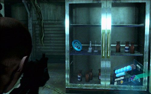 Korytarz zaprowadzi cię do pomieszczenia laboratoryjnego, gdzie w jednej z szafek umieszczono drugi artefakt - Rozdział V | Emblematy - Jake | Resident Evil 6 - Resident Evil 6 - poradnik do gry