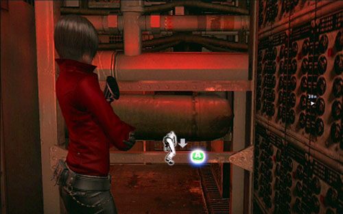 Dalej skieruj się do pomieszczenia z prawej i przeczołgaj niskim korytarzem na drugą stronę - 1 - Skradanie po okręcie | Kampania Ady Wong | Solucja Resident Evil 6 - Resident Evil 6 - poradnik do gry
