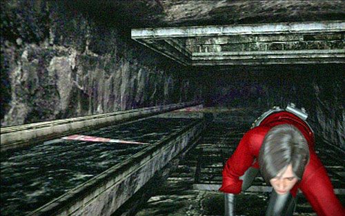 Po zaledwie kilku krokach spadniesz na dół do tunelu z obracającymi się ostrzami - 2 - Ostatni fragment klucza | Kampania Ady Wong | Solucja Resident Evil 6 - Resident Evil 6 - poradnik do gry