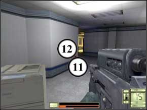 Naprzeciwko pokoju z pierwszym strażnikiem, którego tutaj zabiłeś (tego za szybą po prawej), jest pokój, do którego można wejść - zabij w nim drugiego strażnika (13), a następnie pozbieraj przedmioty i wróć się na korytarz, którym idź dalej - Texas | Soldier of Fortune 2 Double Helix - Soldier of Fortune 2: Double Helix - poradnik do gry