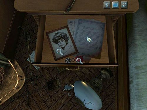 Znajdziesz pod nim zdjęcie Irene Adler, krzyż Victorii oraz cztery listy do różnych osób: duchownego, robotnika, urzędnika i kapitana marynarki - Poszukaj wskazówek naprowadzających na trop Sherlocka | Kryjówka w Whitechapel - Testament Sherlocka Holmesa - poradnik do gry