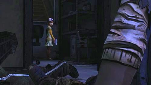 Clementine żegna się z Lee i odchodzi w stronę wyjścia, Lee natomiast przewraca się na kaloryfer i prawdopodobnie umiera - 7 - Stay Close To Me; Goodbye | Epizod V - No Time Left | The Walking Dead - The Walking Dead - poradnik do gry