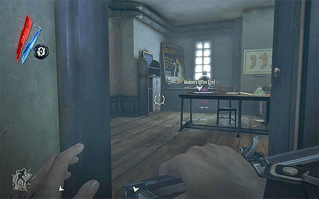 Uwaga - Zanim wyruszysz na poszukiwania Emily upewnij się, że dysponujesz kluczem do lokalu (Golden Cat master key), odebranym lub skradzionym kierowniczce lokalu (Madam), która przebywa w swoim biurze na pierwszym piętrze klubu (powyższy screen) - Uratowanie Emily | Misja 3 - House of Pleasure | Dishonored - Dishonored - poradnik do gry