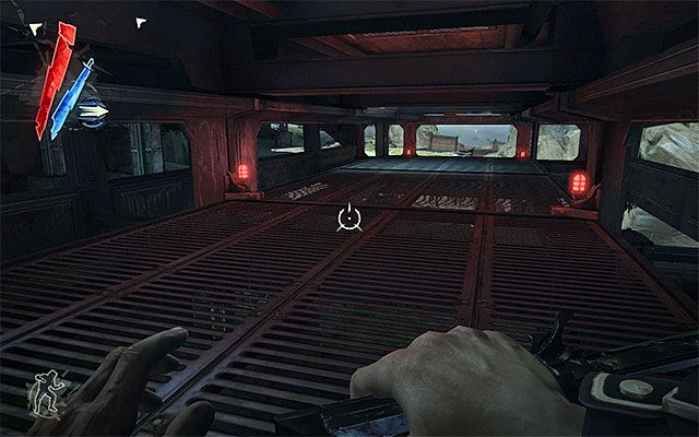 Jeżeli wolisz omijać wartowników, to możesz pomagać sobie dostępnymi mocami lub używać pokazanych na powyższym screenie przejść pod metalowymi balkonikami - Przedostanie się do fortu | Misja 9 - The Light at the End | Dishonored - Dishonored - poradnik do gry