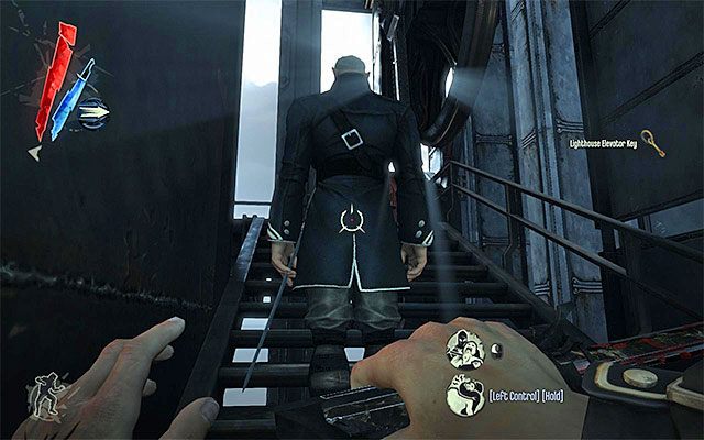 Zachowaj ostrożność, albowiem w pobliżu windy znajduje się jeszcze jeden przeciwnik - Dotarcie do windy latarni morskiej | Misja 9 - The Light at the End | Dishonored - Dishonored - poradnik do gry