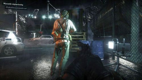 Podejdź do Mothera, wejdź po schodach i ostrożnie podejdź do kolejnego odwróconego tyłem strażnika - 01 - Niezamierzone konsekwencje - Kampania - Medal of Honor: Warfighter - poradnik do gry