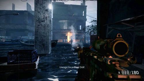 Idź do wyjścia, przez które widać niskie budynki, trzymając się kolumn po prawej - 05 - Przypływ zmian - Kampania - Medal of Honor: Warfighter - poradnik do gry