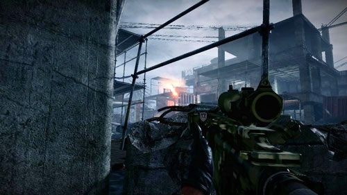 Punktem kulminacyjnym będzie pojawienie się żołnierza z RPG na dachu środkowego budynku (obrazek powyżej) - 05 - Przypływ zmian - Kampania - Medal of Honor: Warfighter - poradnik do gry