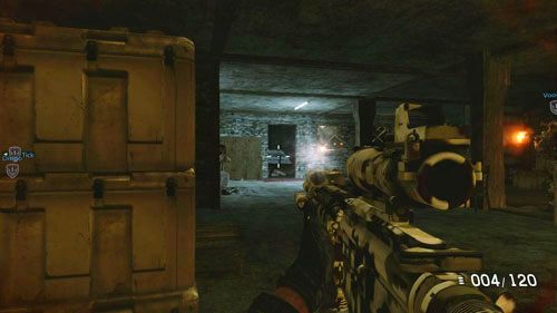Wbiegnij na górę i od razu ukryj się za stosem skrzyń po lewej (obrazek powyżej) - 13 - To już jest koniec - Kampania - Medal of Honor: Warfighter - poradnik do gry