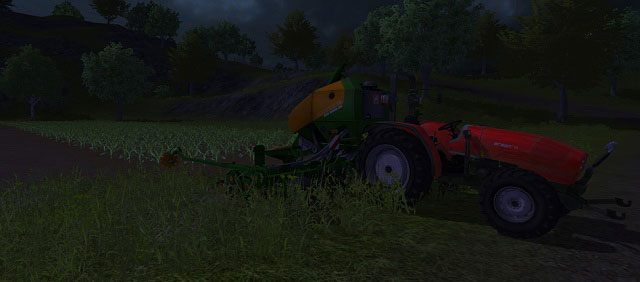 Kukurydziane pole nocą. Rośliny są jeszcze niewielkich rozmiarów. - Uprawa kukurydzy | Uprawa ziemi w Farming Simulator 2013 - Farming Simulator 2013 - poradnik do gry