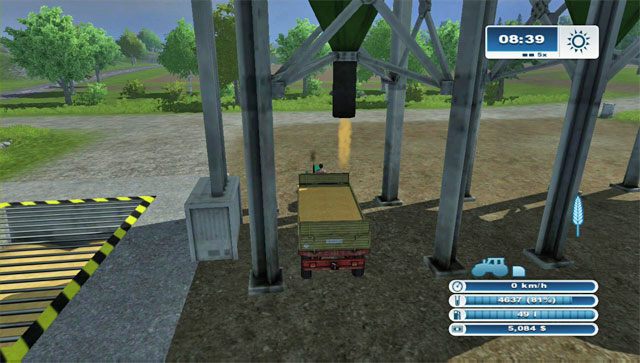 Zrzut zboża z silosu na przyczepę. - Pierwsza sprzedaż plonów | Pierwsze kroki w Farming Simulator 2013 - Farming Simulator 2013 - poradnik do gry