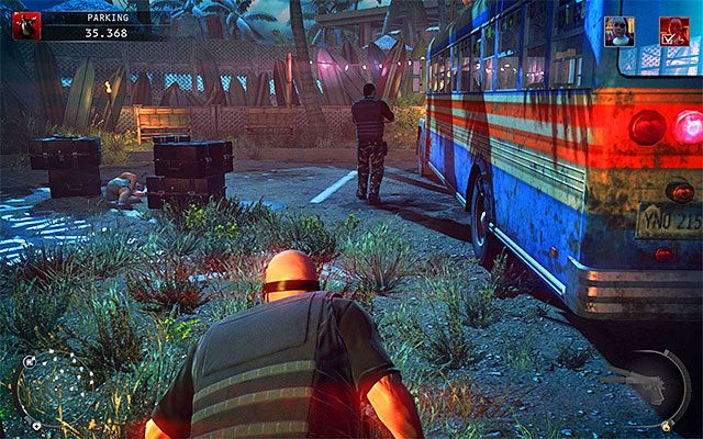 Docelowo powinieneś zbliżyć się do pokazanego na powyższym screenie autobusu - Dotarcie do miejsca pobytu Heather McCarthy (Parking) | 14 - Atak Świętych - Hitman Absolution - poradnik do gry