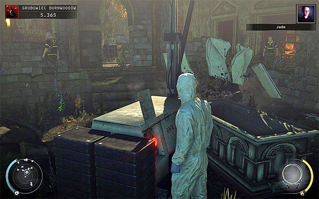 Zaczekaj aż Jade ustawi się pod żurawiem i wciśnij pokazany na powyższym screenie przycisk, doprowadzając do spuszczenia na kobietę ciężkiego ładunku - Zamordowanie Jade (Grobowiec Burnwoodów) | 20 - Rozgrzeszenie - Hitman Absolution - poradnik do gry