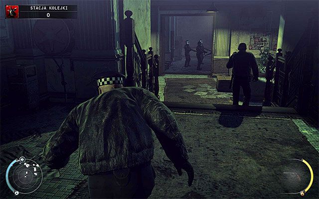 Zauważ, że w budynku pojawili się uzbrojeni po zęby funkcjonariusze SWAT, tak więc musisz się pilnować, nie wdając się z nimi w niepotrzebne walki - Dotarcie na stację (Stacja kolejki) | 4 - Uciekaj, by przeżyć - Hitman Absolution - poradnik do gry
