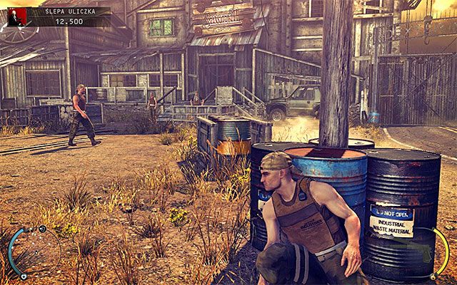Jeżeli grasz na jednym z niższych poziomów trudności, to możesz podjąć próbę dotarcia do pokazanego na powyższym screenie głównego wejścia do budynku tartaku, choć wiązałoby się to oczywiście z koniecznością regularnego używania instynktu do ukrywania prawdziwej tożsamości Agenta 47 - Dotarcie do wejścia do tartaku (Ślepa uliczka) | 11 - Dexter Industries - Hitman Absolution - poradnik do gry
