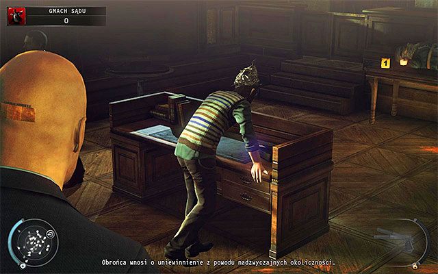 Osoba, której tożsamość możesz ukraść to Timothy Hawke i odnajdziesz go w sali sądowej (powyższy screen) - Dotarcie do cel w przebraniu oskarżonego (Gmach sądu) | 15 - Prawo Skurkyego - Hitman Absolution - poradnik do gry