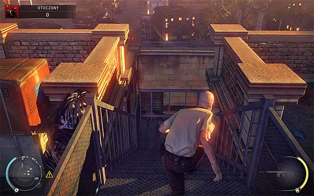 Zlokalizuj pokazane na powyższym screenie schody i ostrożnie zbliż się do dwóch nowych wartowników - Otoczony | 16 - Operacja Młot Bojowy | Solucja Hitman Rozgrzeszenie - Hitman Absolution - poradnik do gry
