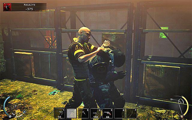 Do pierwszego pomieszczenia magazynu wkrótce wkroczy dwóch ciężkozbrojnych żołnierzy Agencji - Magazyn | 16 - Operacja Młot Bojowy | Solucja Hitman Rozgrzeszenie - Hitman Absolution - poradnik do gry