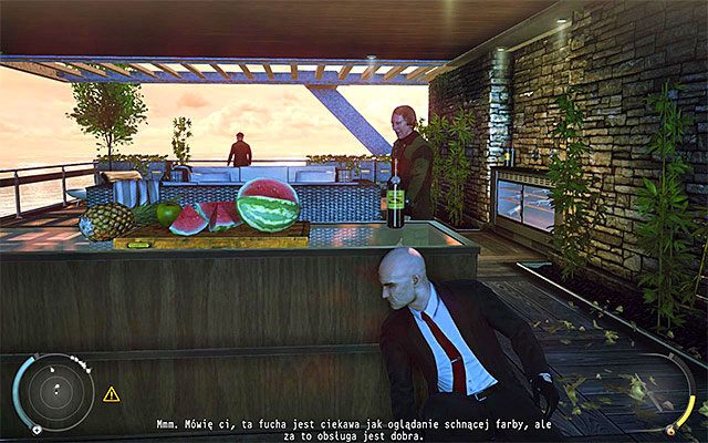 Tuż po rozpoczęciu tego etapu schowaj się za najbliższym stołem (tym z nożem do filetowania) - Hitman Absolution: Szklarnia, Osobisty kontrakt - Solucja - Hitman Absolution - poradnik do gry