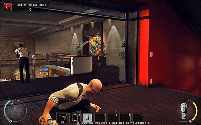Zwróć uwagę na pojedynczego wartownika patrolującego górny balkonik posiadłości - Hitman Absolution: Parter posiadłości, Osobisty kontrakt - Solucja - Hitman Absolution - poradnik do gry