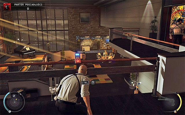Powodem, dla którego chcesz zapewnić sobie dostęp do okolic balustrady, jest możliwość skorzystania z tutejszego panelu sterowania pracą żaluzji - Hitman Absolution: Parter posiadłości, Osobisty kontrakt - Solucja - Hitman Absolution - poradnik do gry